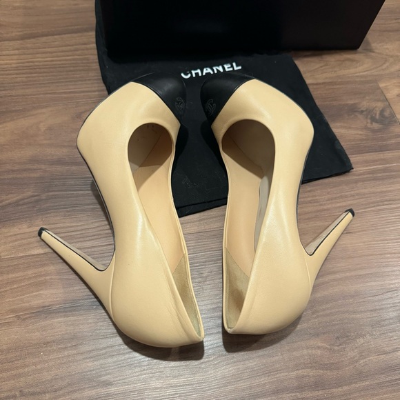 Chanel Two-Tone Leather CC Cap Toe Heels, Size 39.5 - Picture 7 of 10
